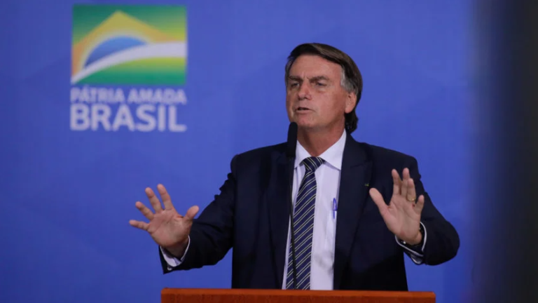 Bolsonaro diz que Fachin vê “fantasma” ao falar de militares