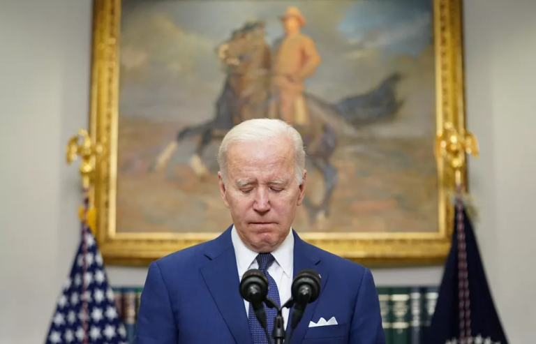 Após ataque em escola, Biden diz que EUA precisam lidar com banimento de armas