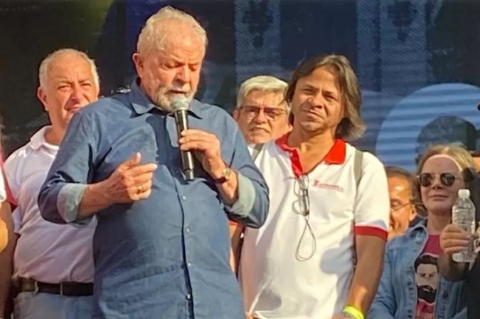 Lula discursa em ato em SP e pede desculpas aos policiais: “Erram, mas salvam muita gente”