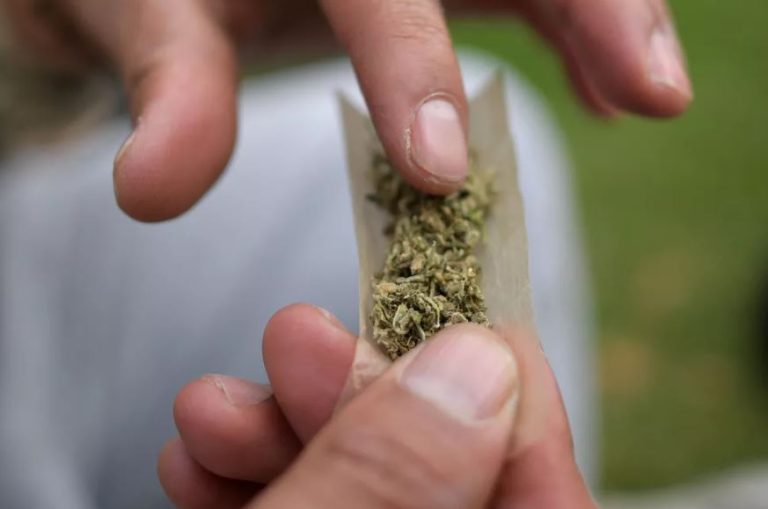 Fumar maconha aumenta o risco de ataque cardíaco, revela estudo de Stanford