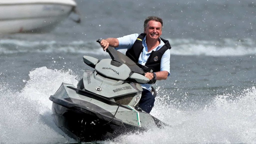 Bolsonaro vai a ‘lanchaciata’ e pilota moto náutica entre apoiadores em Brasília