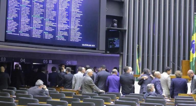 Câmara aprova projeto que estabelece teto do ICMS sobre combustíveis e energia