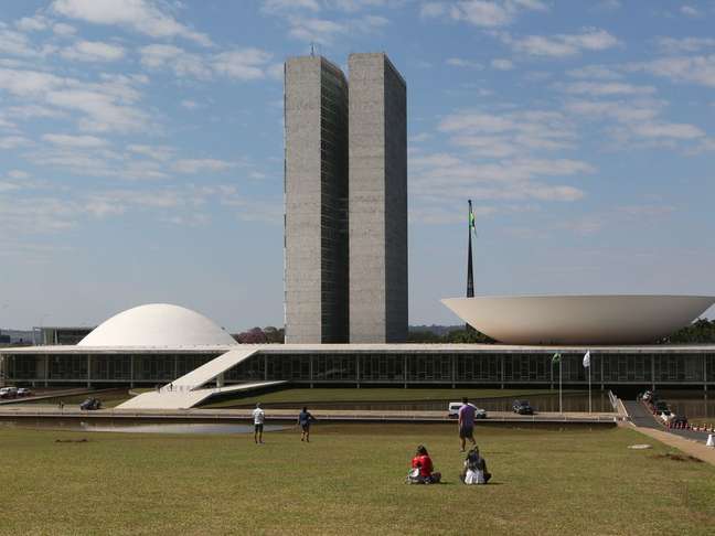Congresso Nacional será iluminado com as cores do arco-íris nesta terça