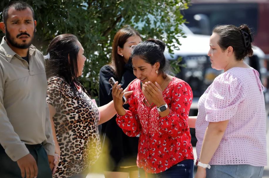 Atirador mata 14 estudantes e um professor em escola primária no Texas, diz governador