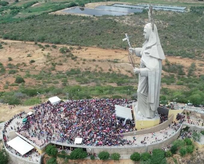 Milhares de fiéis lotam Santuário de Santa Rita de Cássia, em Santa Cruz, neste domingo (22)