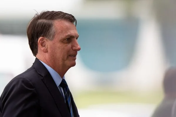 Bolsonaro: “Antes tentavam nos roubar com armas, agora é com canetas”