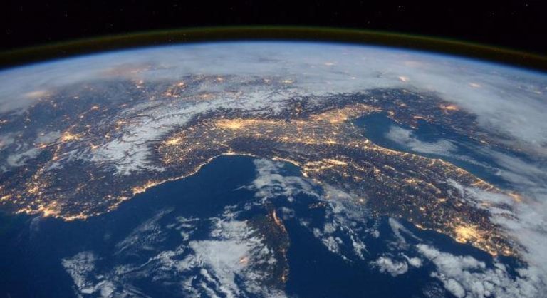 Nasa planeja enviar ‘nudes’ ao espaço para atrair a atenção de alienígenas