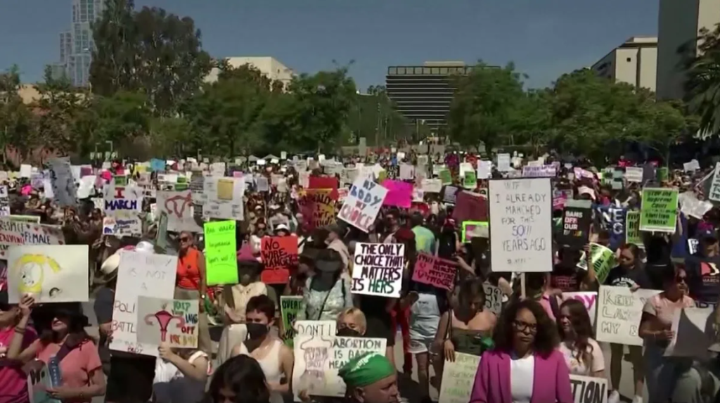 Protestos contra possível derrubada do direito ao aborto tomam as ruas dos EUA