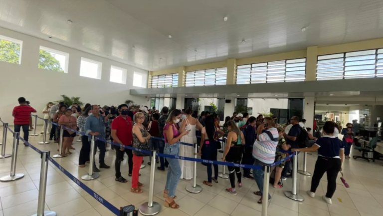 Fake news faz idosos enfrentarem longa fila no TRE-RN: Pessoas achavam que teriam título cancelado