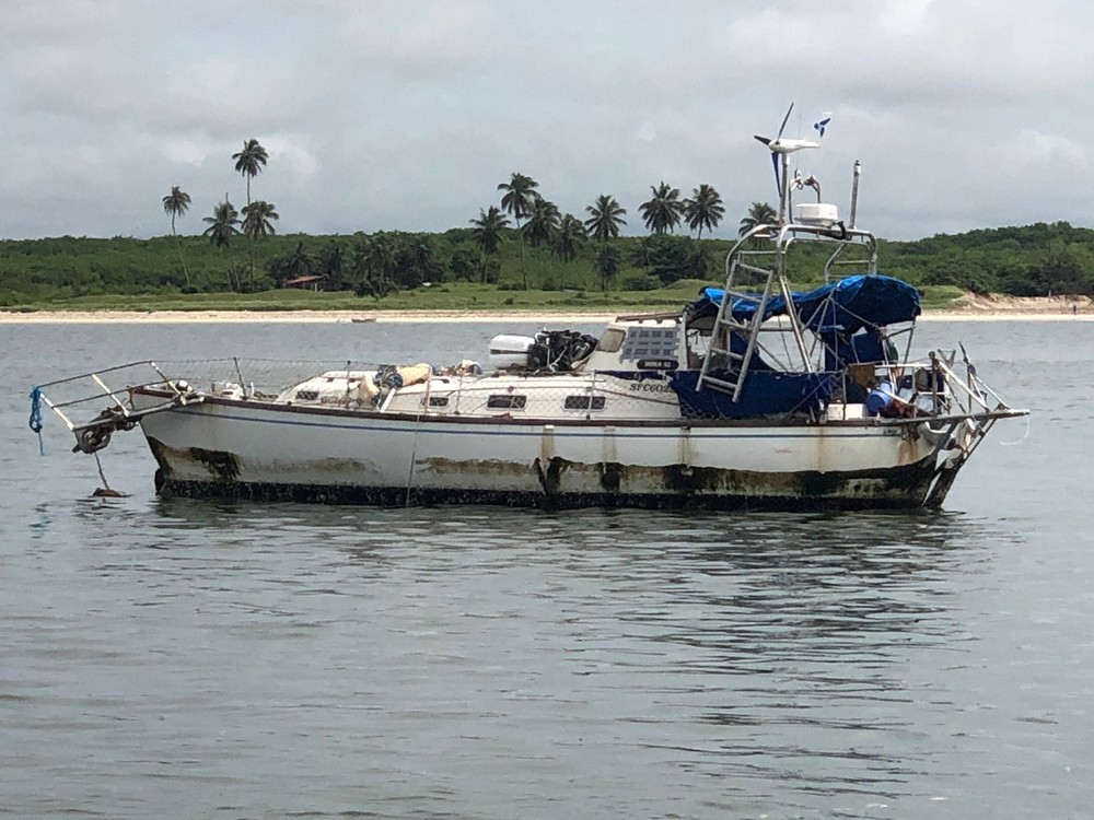 Veja imagens de veleiro encontrado à deriva e com corpo dentro a 24 km da costa de Natal