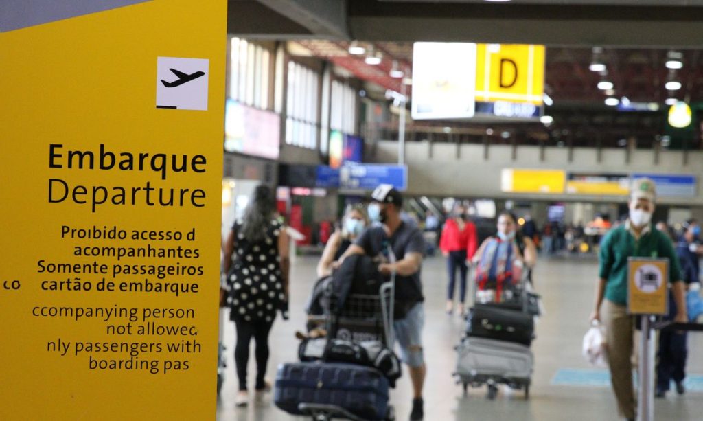 Serviço de bordo em voos nacionais começa a ser retomado neste domingo (22), após liberação da Anvisa