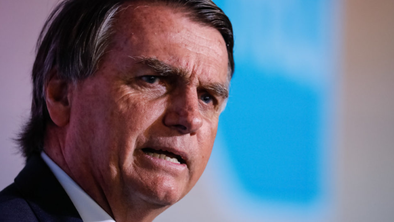 “Desconfiar é um direito meu. Estou num país democrático”, diz Bolsonaro sobre eleições