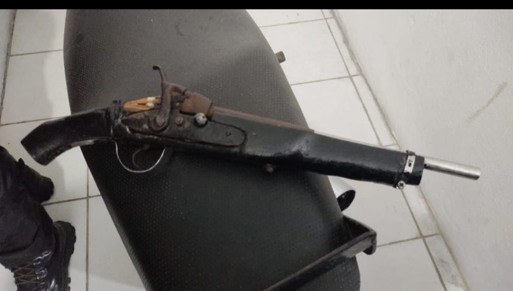 8ª CIPM prende dupla em motocicleta com arma de fogo caseira em Monte Alegre/RN