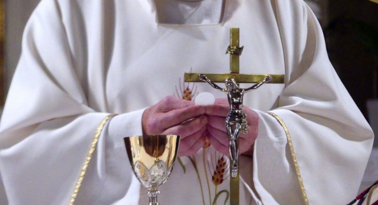 Padres da Arquidiocese soltam nota dizendo que as acusações contra o Arcebispo são falsas