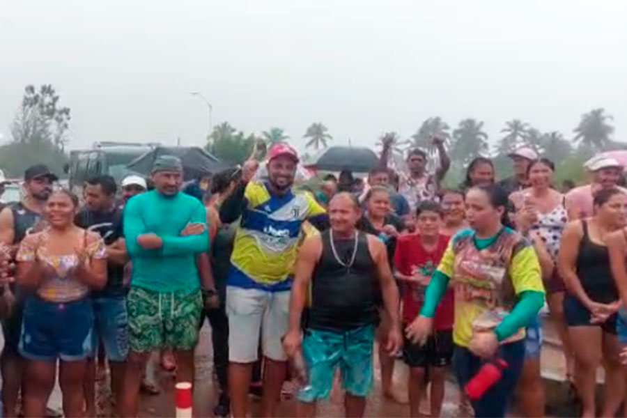 Comerciantes fecham estrada de acesso a praia do RN em protesto contra retirada de barracas