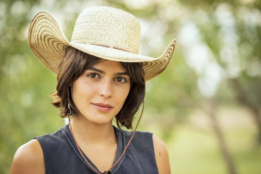 Julia Dalavia, a Guta de ‘Pantanal’, leva mordida de jacaré na bunda em dia de folga