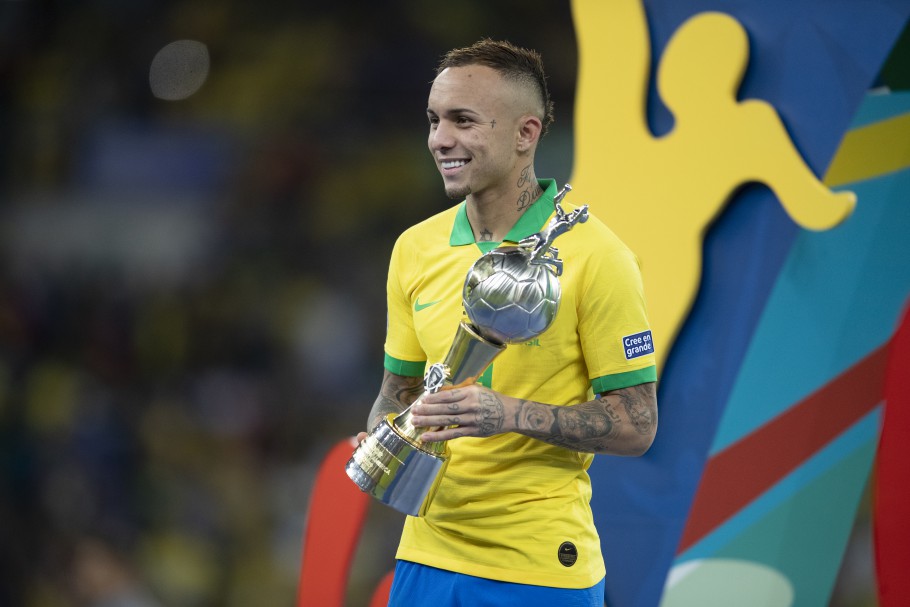 Benfica aceita proposta e Flamengo fica por detalhes de assinar com atacante