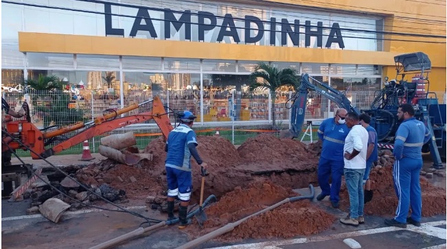 Nove bairros de Natal ficam sem água para reparo da buraco que ‘engoliu’ carro na BR-101