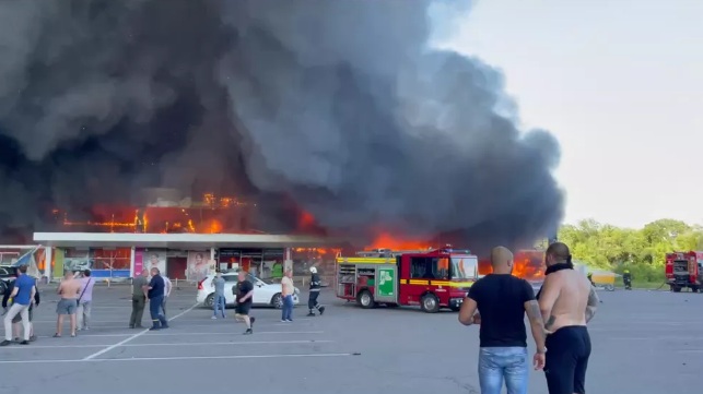 Ataque russo a shopping lotado deixa mortos e feridos na Ucrânia