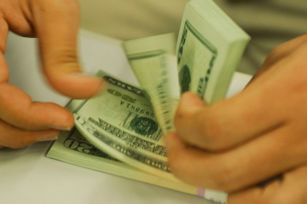 Dólar cai para R$ 5,15 com alívio no mercado externo