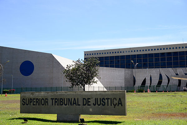 Penhora automática e total de conta conjunta é afastada