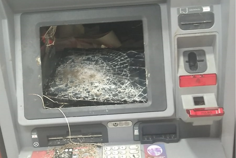Homem é preso após quebrar caixa eletrônico com pedradas em Natal