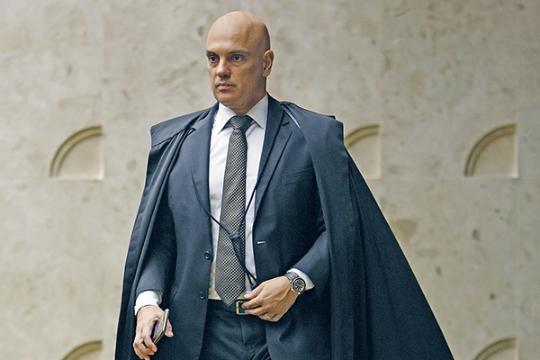 Alexandre dá 24h para redes bloquearem perfis do PCO