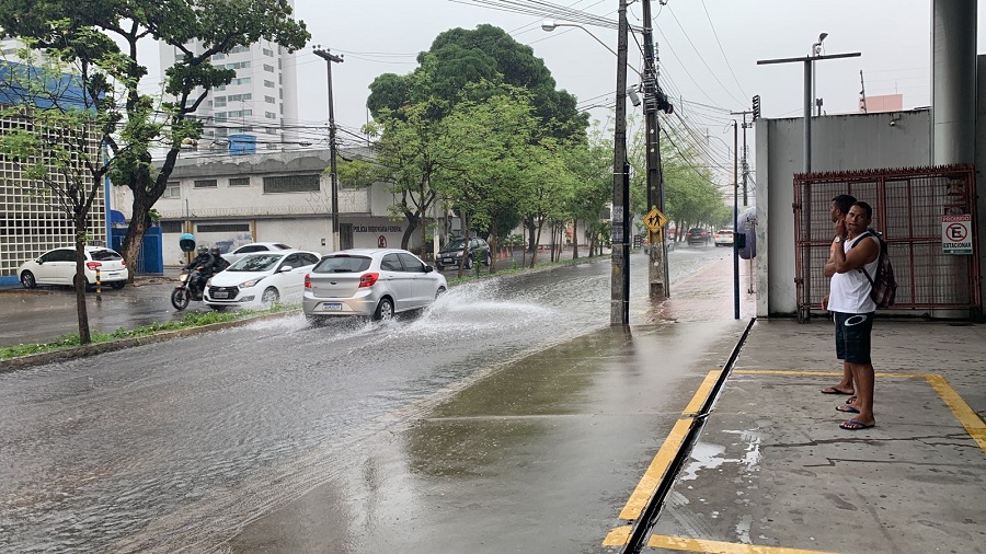 Chuvas causam alagamentos em Natal; veja pontos intransitáveis