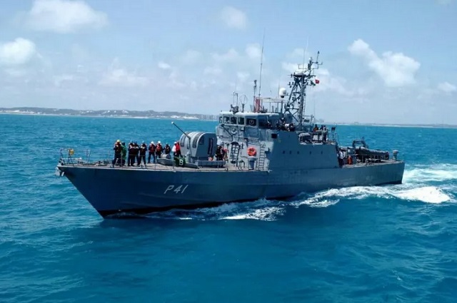 Dois corpos de tripulantes de naufrágio são encontrados, diz Marinha