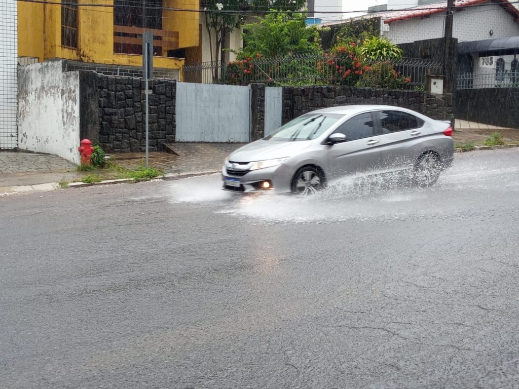 Chuvas causam alagamentos em avenidas de Natal; confira pontos