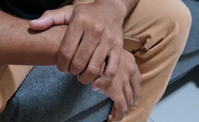 Motorista por aplicativo é poupado de assalto por causa de bíblia sobre o painel do carro