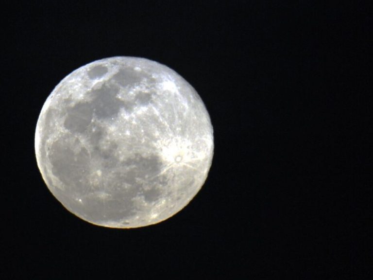 Superlua será visível na noite desta terça-feira