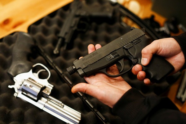 Canadá apresenta lei para congelar venda de armas e banir brinquedos que imitam armamentos