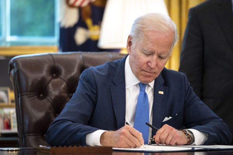 Biden faz apelo por leis mais rígidas sobre armas nos Estados Unidos