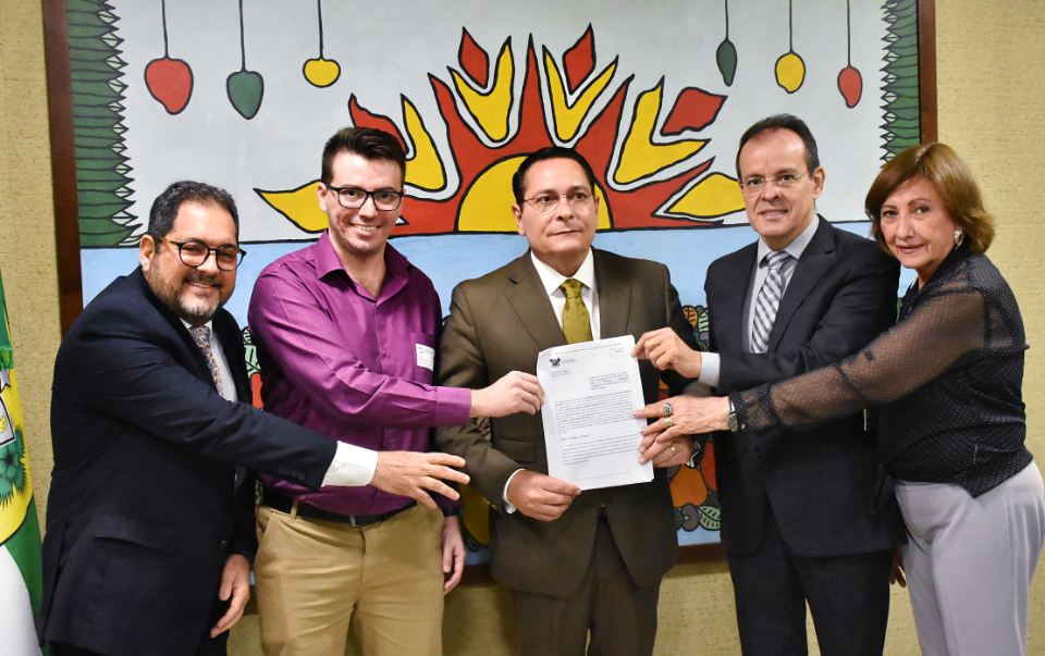 Presidente Ezequiel assina contrato para concurso da ALRN