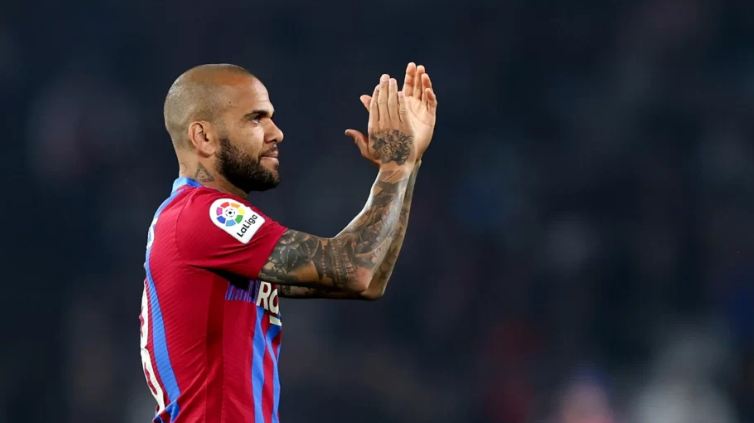 Daniel Alves anuncia saída do Barcelona na próxima temporada