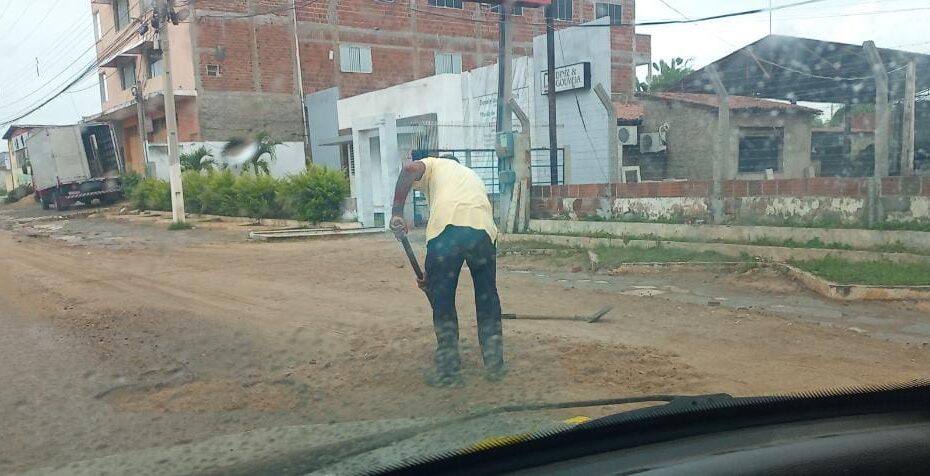 Homem é gravado tampando buracos para evitar acidentes em estrada de Assu