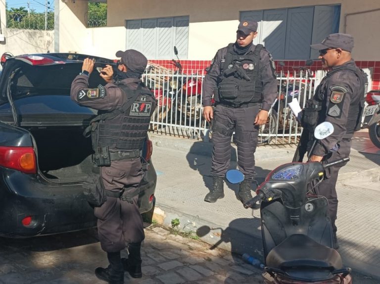 Homem é preso pela Polícia Militar ao ser flagrado dormindo dentro de carro com queixa de roubo, nos Pintos em Mossoró