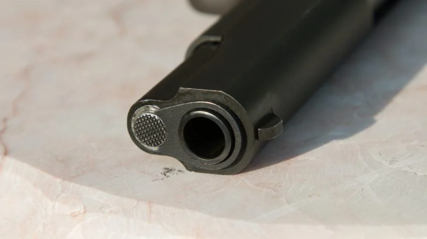 Câmara dos EUA aprova restringir venda de armas semiautomáticas