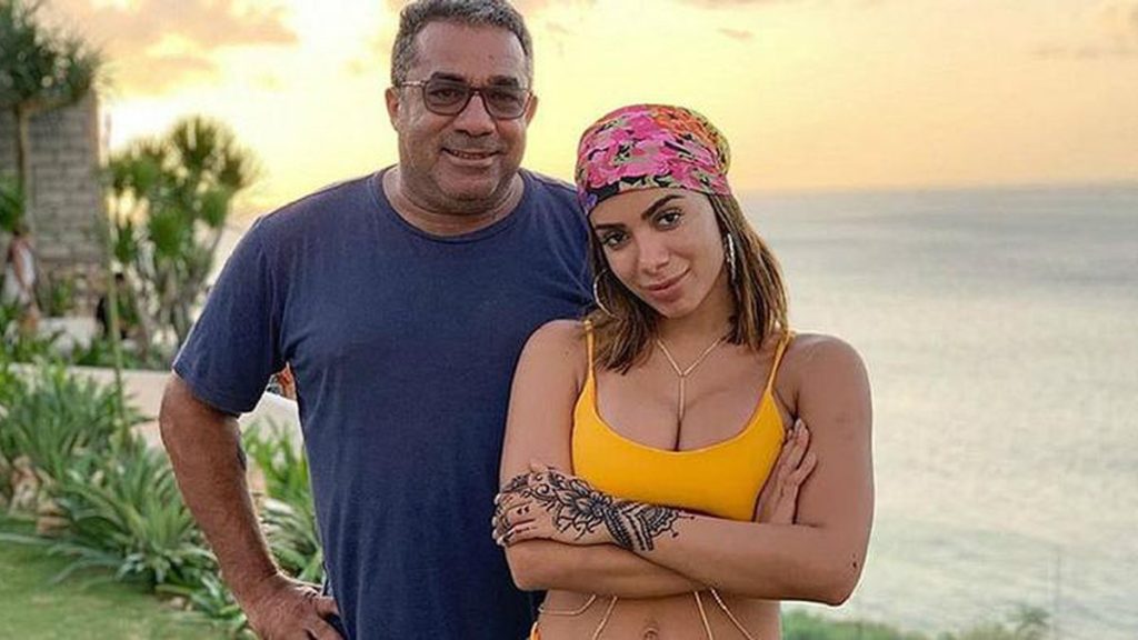 Pai de Anitta passa por cirurgia de emergência. “Aconteceu de repente”