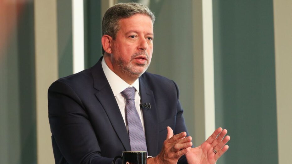 Arthur Lira busca apoio internacional para implantar semipresidencialismo no Brasil