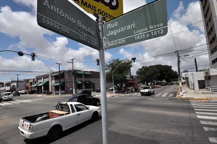 Residência e lojas são alvos de ações criminosas no bairro de Lagoa Nova durante a madrugada deste sábado (25)