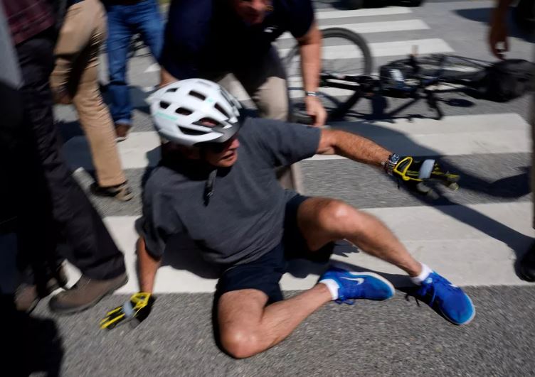 Biden cai de bicicleta após passeio em praia nos EUA