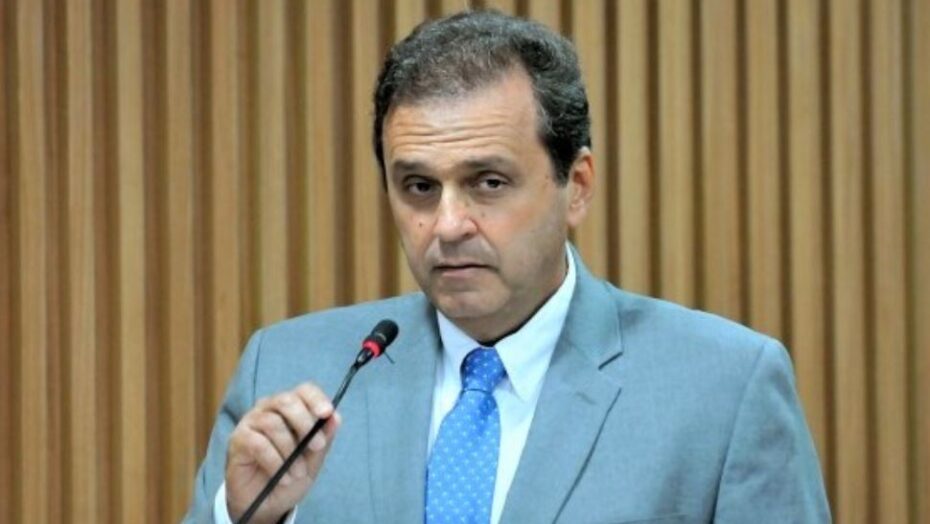 Processos que podem deixar Carlos Eduardo inelegível pararam de tramitar após imprensa “esquecer” assunto