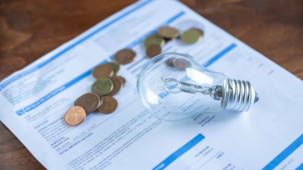 Bolsonaro sanciona lei que prevê redução da conta de luz com créditos tributários