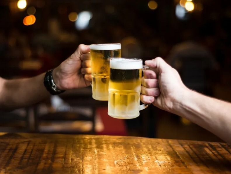 Brasileiros batem recorde em 2021 no consumo de cerveja: 14,3 bilhões de litros