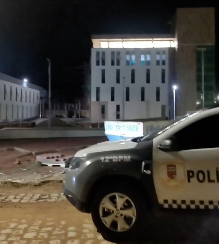 PM troca tiros com criminosos e aborta roubo na obra do Hospital da Mulher em Mossoró no Oeste Potiguar