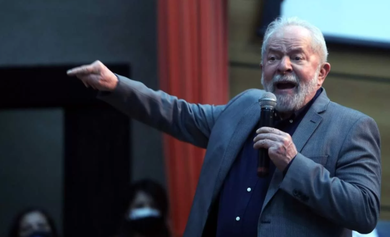 Lula volta a falar em regulação da mídia e cita licitação em transmissões de eventos