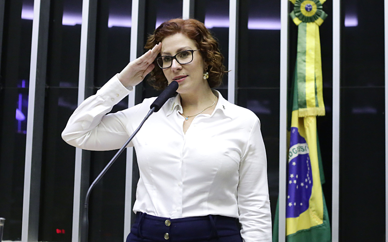 Juíza condena Carla Zambelli a indenizar deputadas por chamá-las de ‘genocidas’