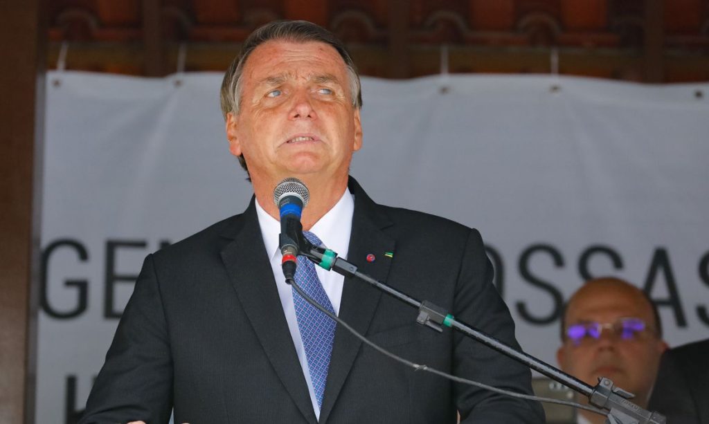 Bolsonaro pede que supermercados reduzam lucros sobre alimentos